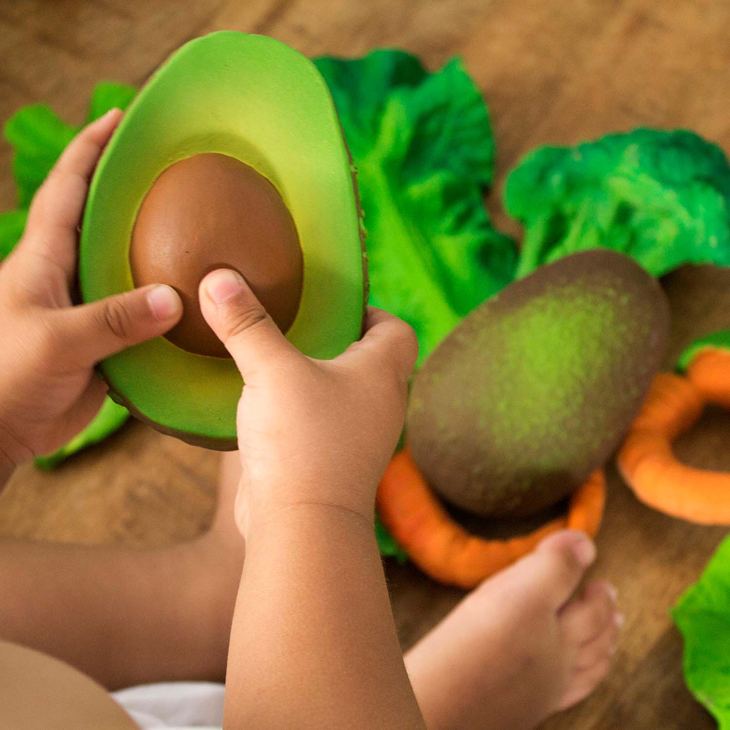 Arnold the Avocado Oli Carol Cotton Ballon Baby Spielzeug Beißspielzeug Badespielzeug - Babyspielzeug Arnold the Avocado - Cotton Ballon | Family Concept Store -