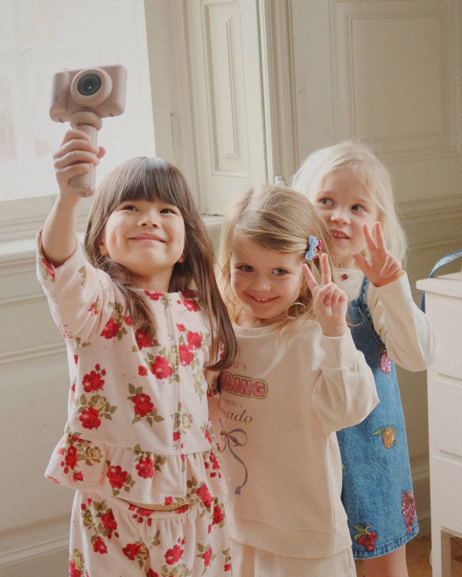 Digitalkamera Kinder Kamera Fotografie konges slojd cotton ballon geschenk kirsche rosa Kids Mädchen Junge Geschenk - Kinder Kamera mit Stativ - Cotton Ballon | Family Concept Store - cherry -