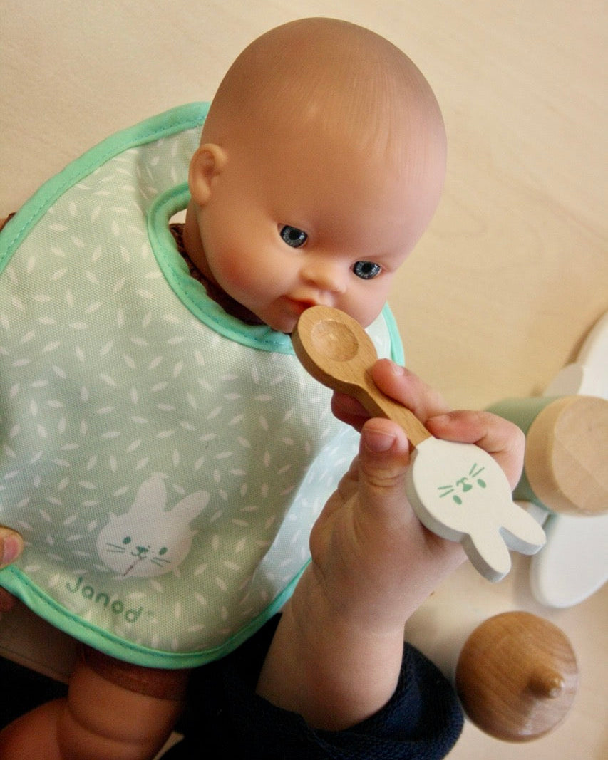 Janod Puppen Baby Set Latz Lätzchen Löffel Holz Flasche Hase Cotton Ballon Balloon Geschenke Set