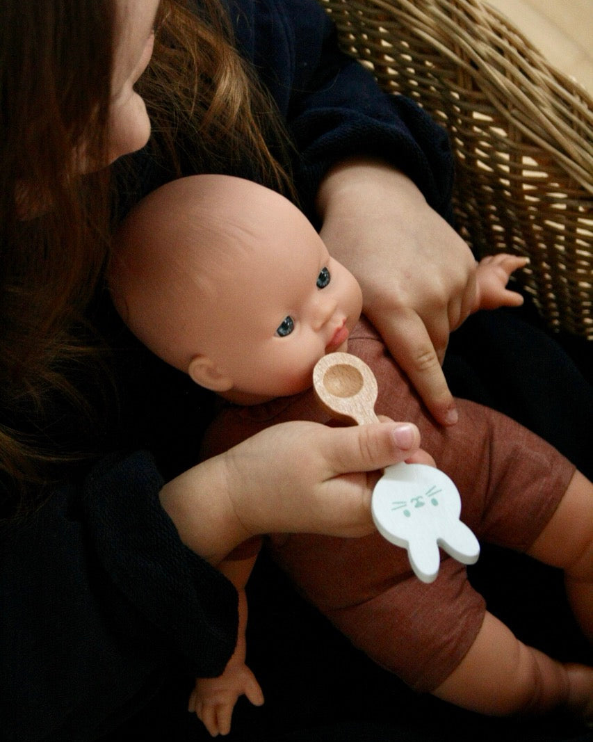 Janod Puppen Baby Set Latz Lätzchen Löffel Holz Flasche Hase Cotton Ballon Balloon Geschenke Set