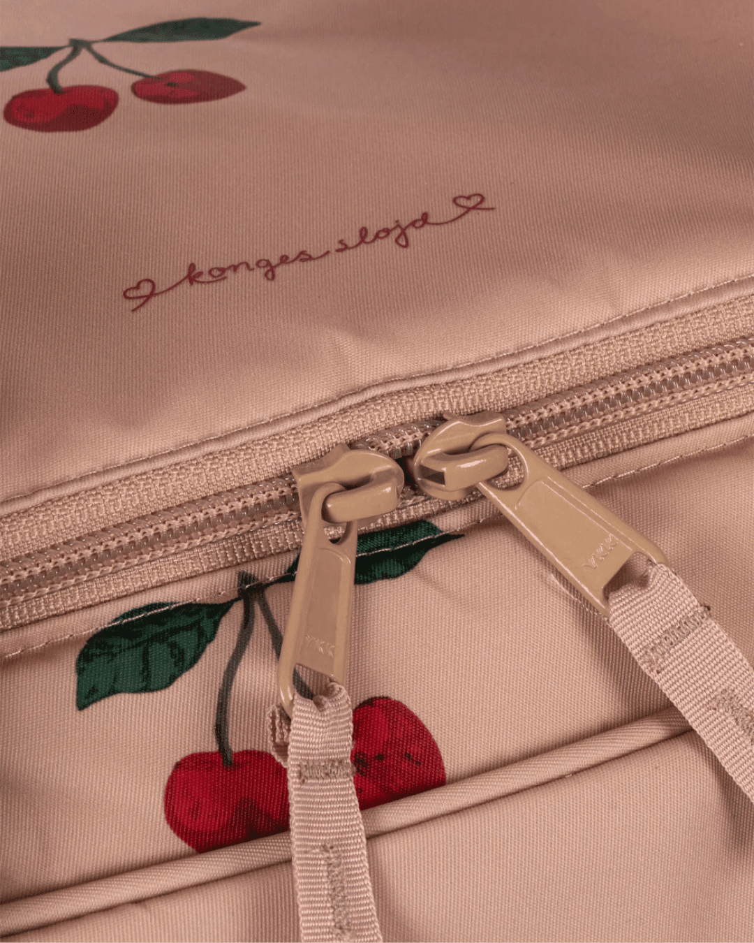 Kinderreisetasche Kids Weekend Bag Weekender für Kinder Reisetasche Tasche mit Kirschen von Konges Slojd Cotton Ballon Sporttasche Ballett Umhängetasche Urlaub Reise Gepäck - Kids Weekend Bag Kinderreisetasche - Cotton Ballon | Family Concept Store -