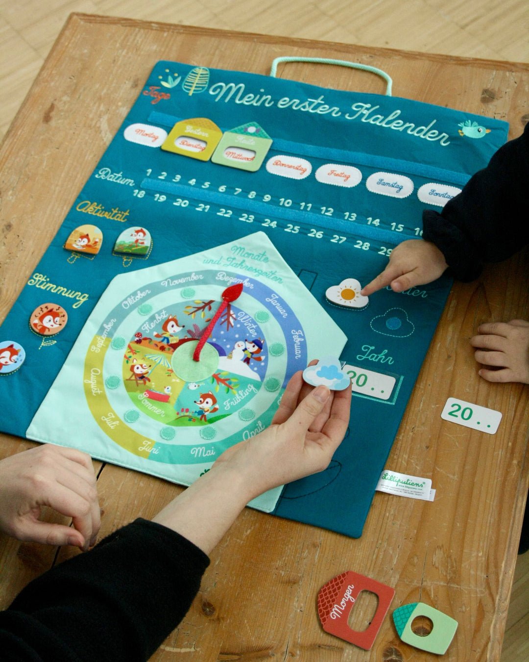 Lilliputiens Mein erster Kalender Routine Stoff Montessori Holzspiel Cotton Ballon Geschenk Jahr Kinder Baby Uhr Lernen - Lilliputiens Lern - Set - Cotton Ballon | Family Concept Store -