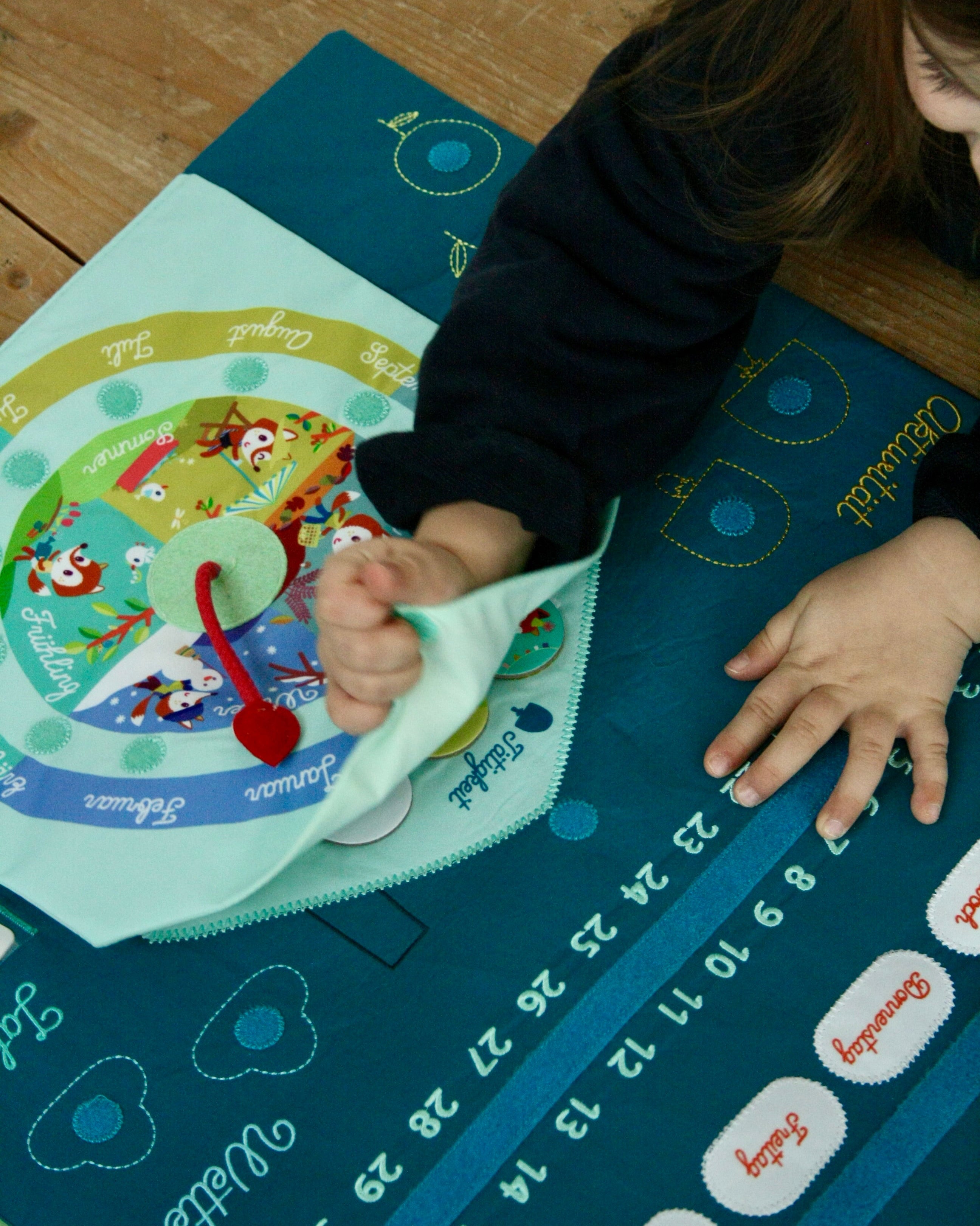 Lilliputiens Mein erster Kalender Routine Stoff Montessori Holzspiel Cotton Ballon Geschenk Jahr Kinder Baby Uhr Lernen