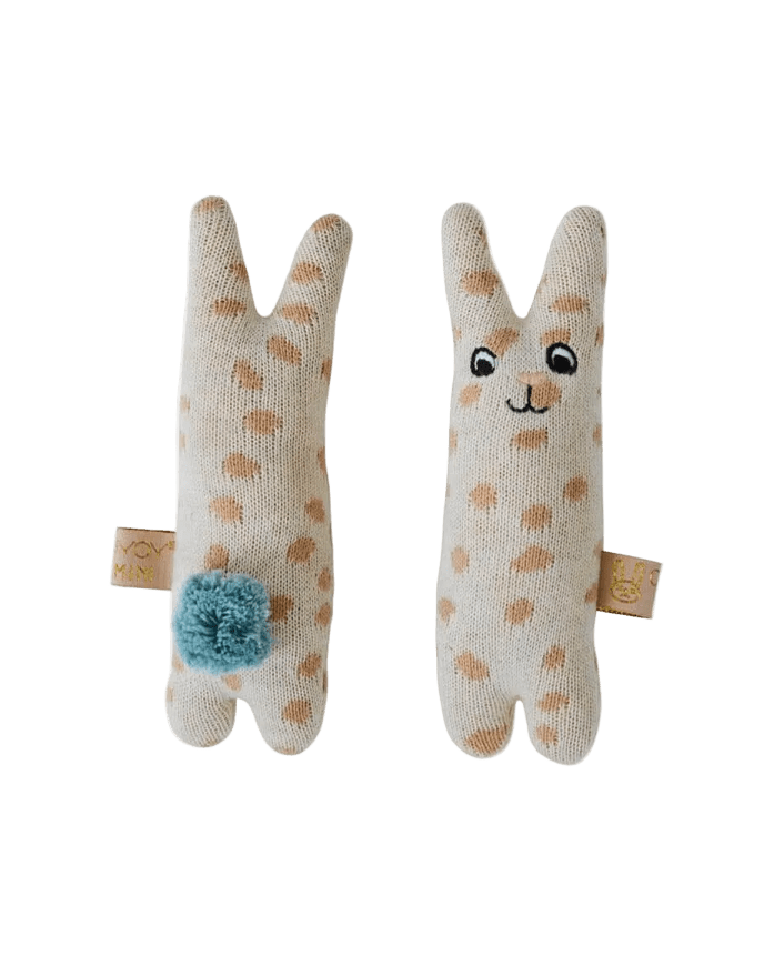 Rassel Strick Hase OYOY Cotton Ballon Baby Kaninchen Bio Baumwolle Geschenk Geburt Design - Strickrassel Baby Hase - Cotton Ballon | Family Concept Store -