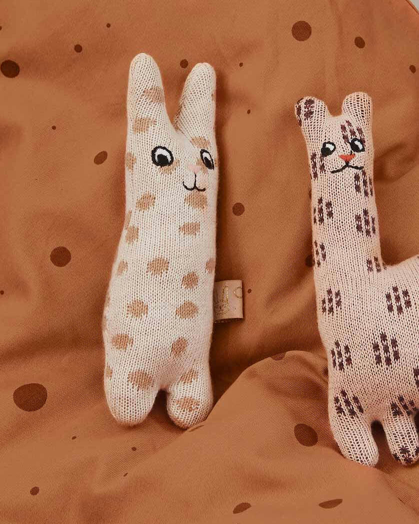 Rassel Strick Hase OYOY Cotton Ballon Baby Kaninchen Bio Baumwolle Geschenk Geburt Design