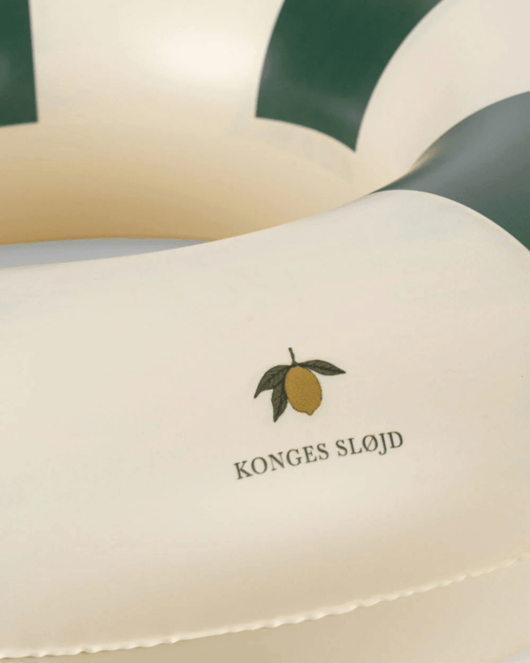 Schwimmring grün beige gestreift von Konges Slojd für Kinder 3 - 6 Jahre mit grünen Streifen - Schwimmring Junior Green Stripe - Cotton Ballon | Family Concept Store -