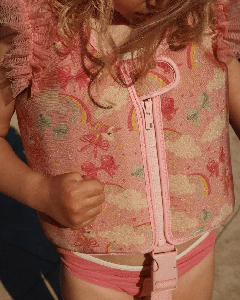 Schwimmweste Amelia Cotton Ballon Konges Sløjd Einhorn Schleife Regenbogen Rosa Mädchen Girl Schwimmen Lernen Sicher Baden Urlaub - Schwimmweste Amelia Regenbogen - Cotton Ballon | Family Concept Store - 1 – 2 Jahre -