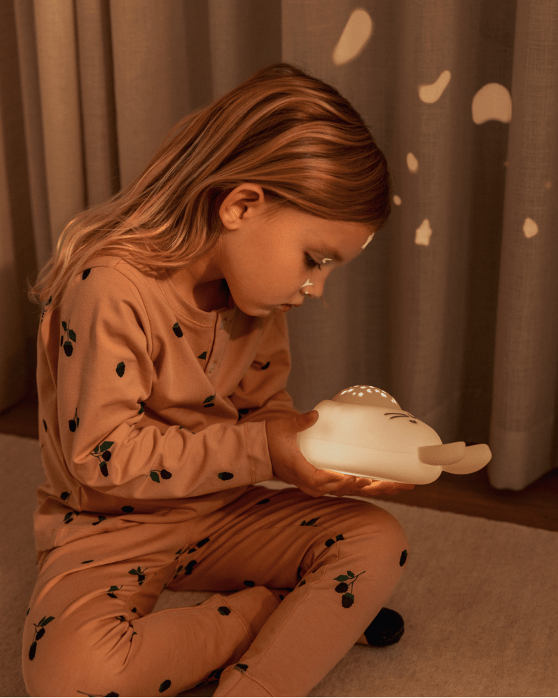 Sound- und Projektorlampe Manuel Cotton Ballon LIEWOOD Hase Nachtlicht Baby Schlaf Sterne Klang - Nachtlicht Manuel Bär mit Klang- und Sternenprojektor - Cotton Ballon | Family Concept Store -