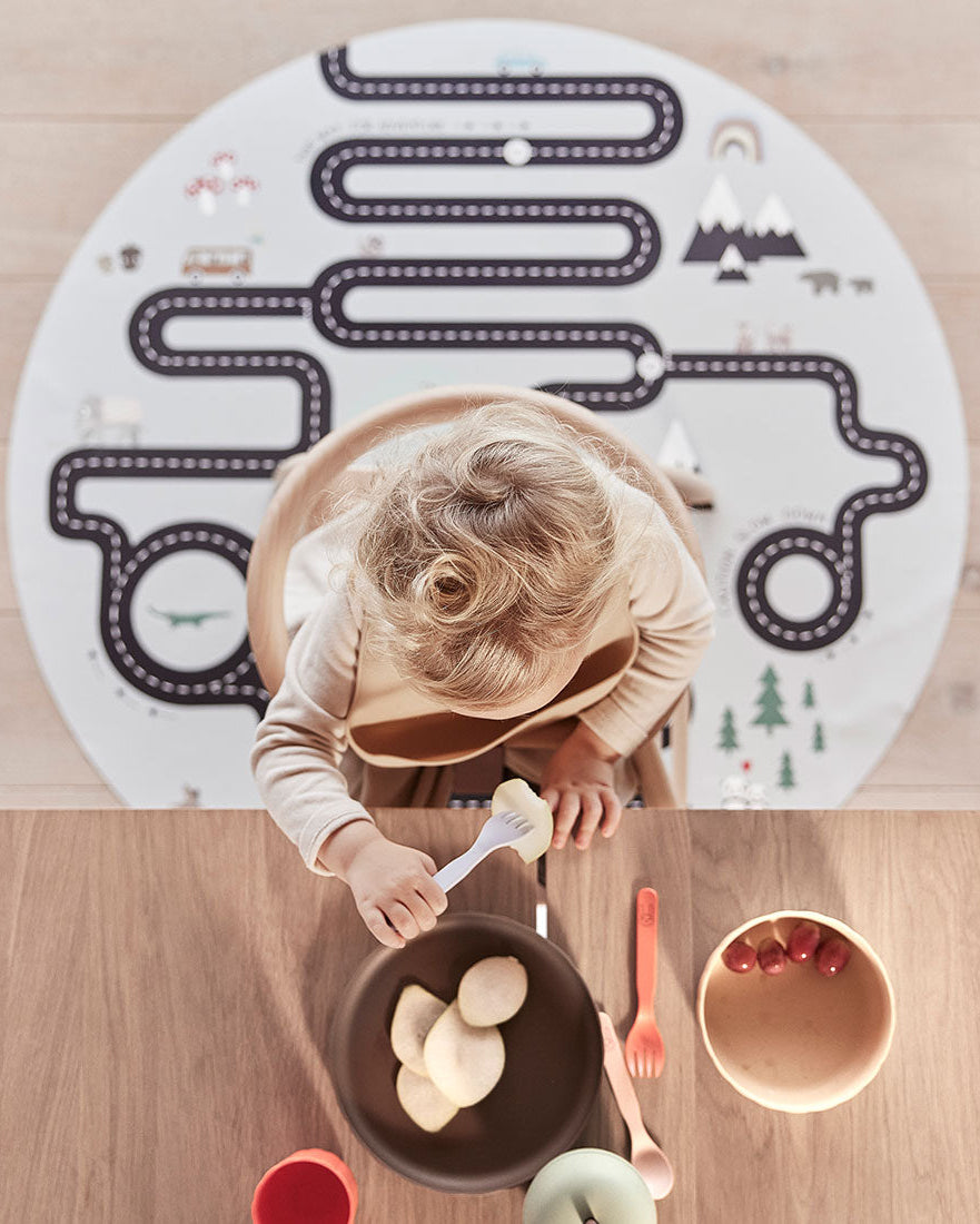 Stuhlmatte Adventure Abenteuer Cotton Ballon OYOY Essen Trinken Silikon Schutz Design Matte für Kinder mit Straßen von OYYO grau mit schwarzer Fahrbahn