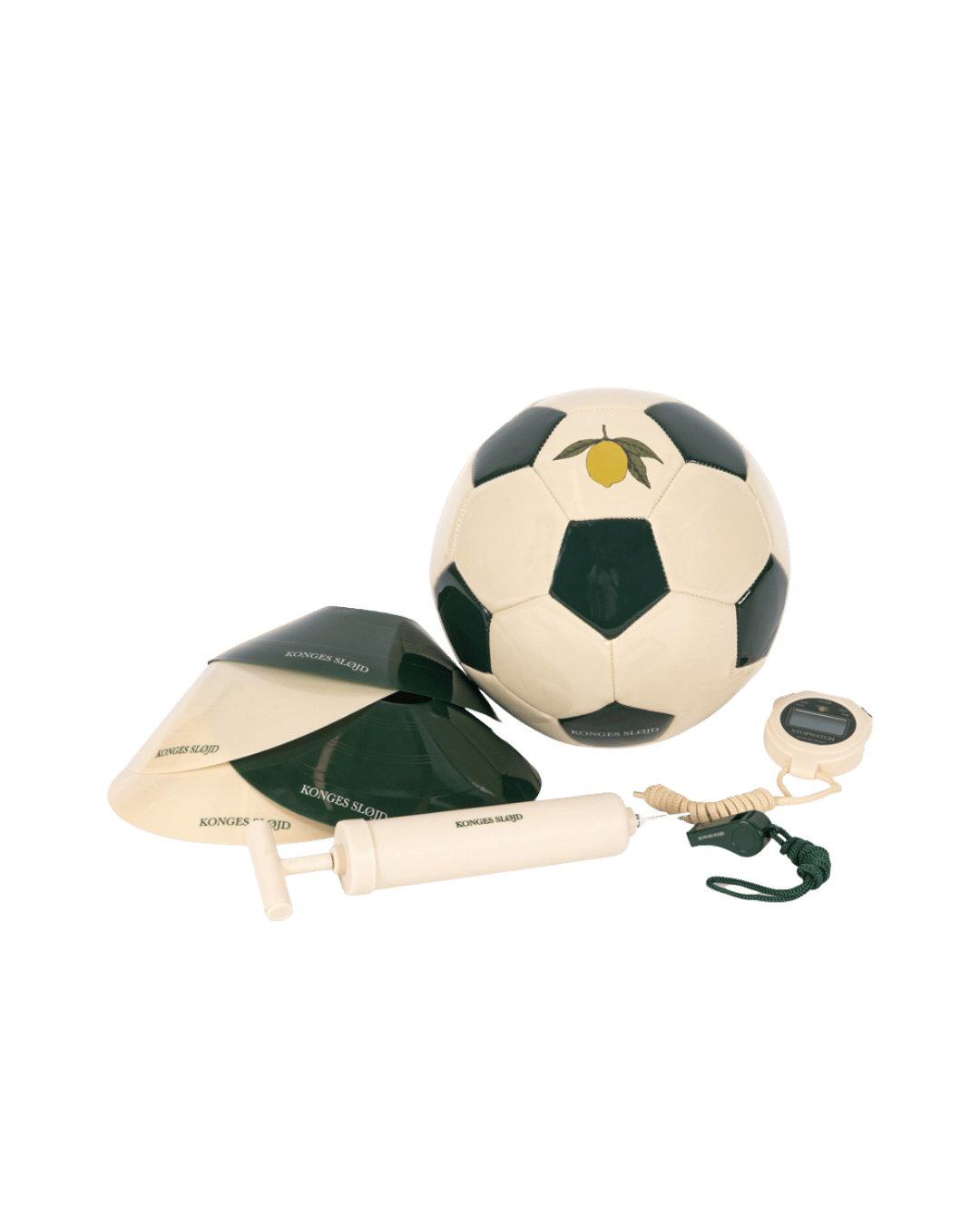 Fussball Set für Kinder die Fußball lieben von Konges Slojd in beige und grün im ikonischem Lemon Design. Spielset aus Fußball, Luftpumpe, Hütchen, Stoppuhr und Pfeife