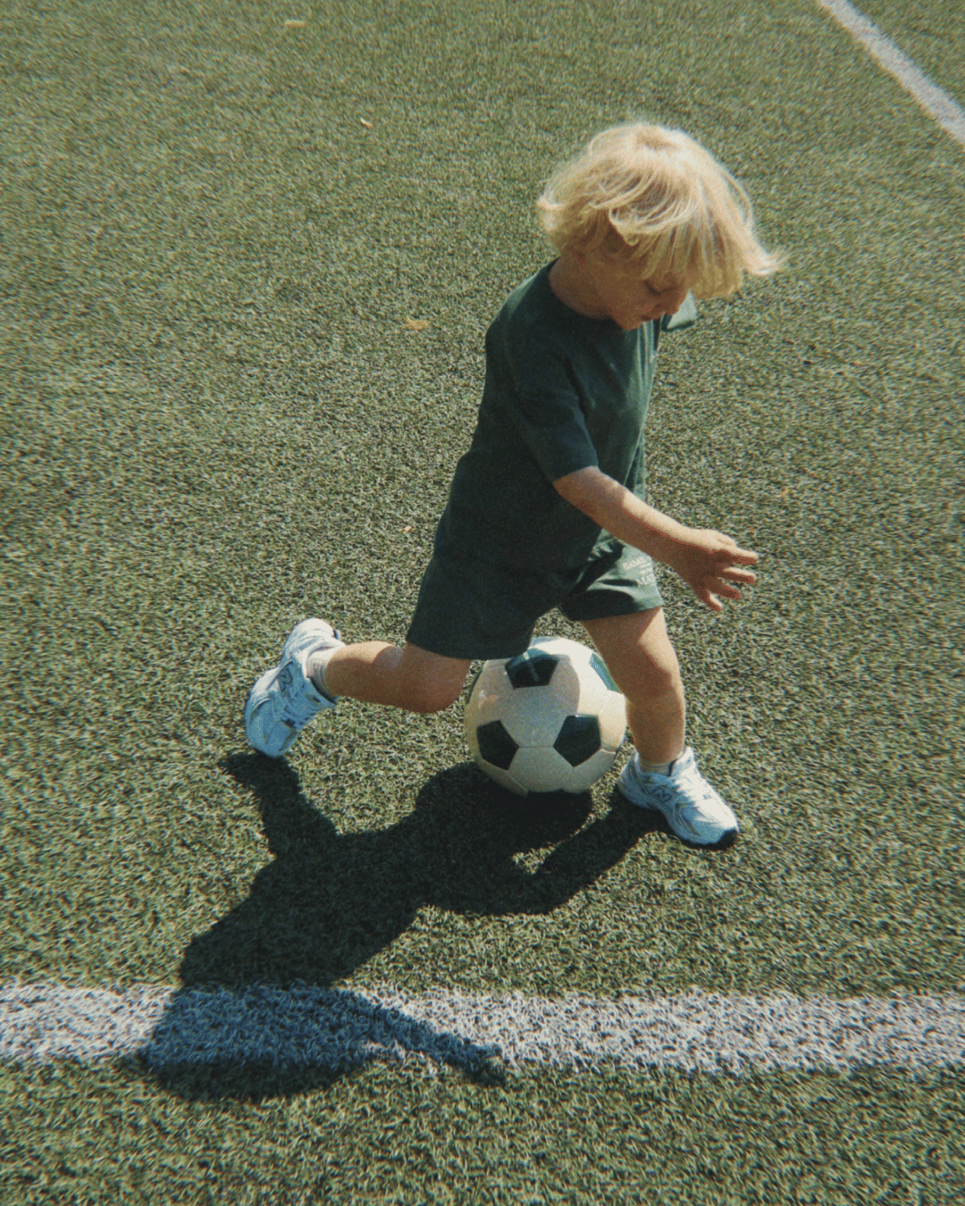 Fussball Set für Kinder die Fußball lieben von Konges Slojd in beige und grün im ikonischem Lemon Design. Spielset aus Fußball, Luftpumpe, Hütchen, Stoppuhr und Pfeife