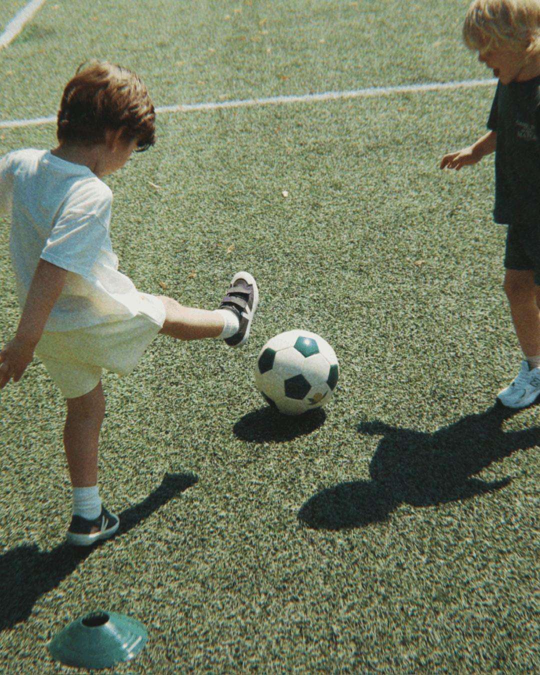 Fussball Set für Kinder die Fußball lieben von Konges Slojd in beige und grün im ikonischem Lemon Design. Spielset aus Fußball, Luftpumpe, Hütchen, Stoppuhr und Pfeife