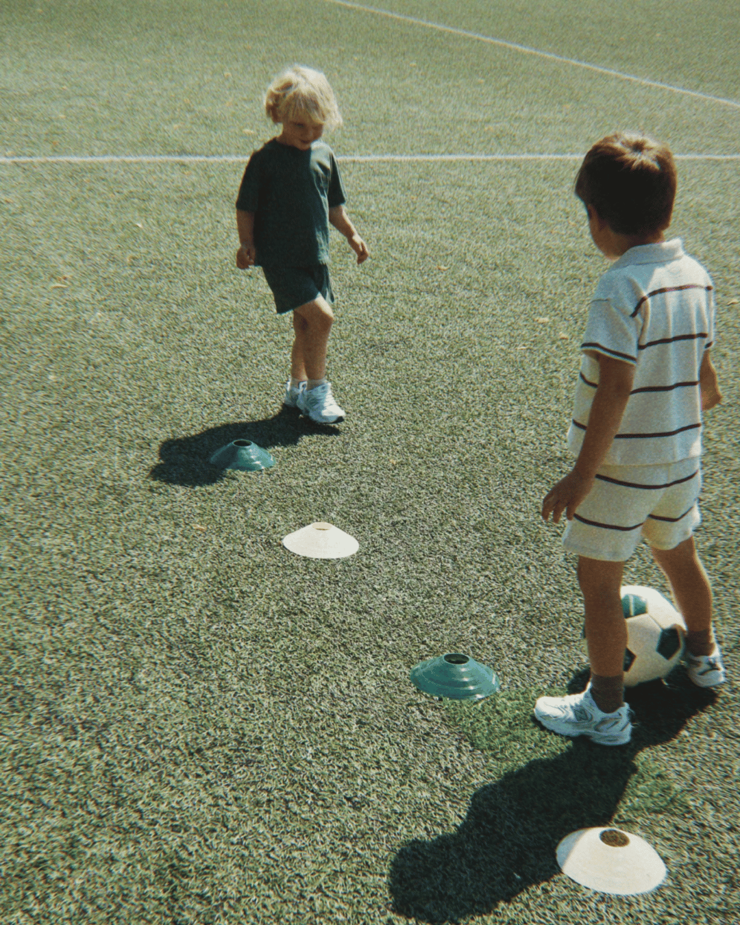 Fussball Set für Kinder die Fußball lieben von Konges Slojd in beige und grün im ikonischem Lemon Design. Spielset aus Fußball, Luftpumpe, Hütchen, Stoppuhr und Pfeife