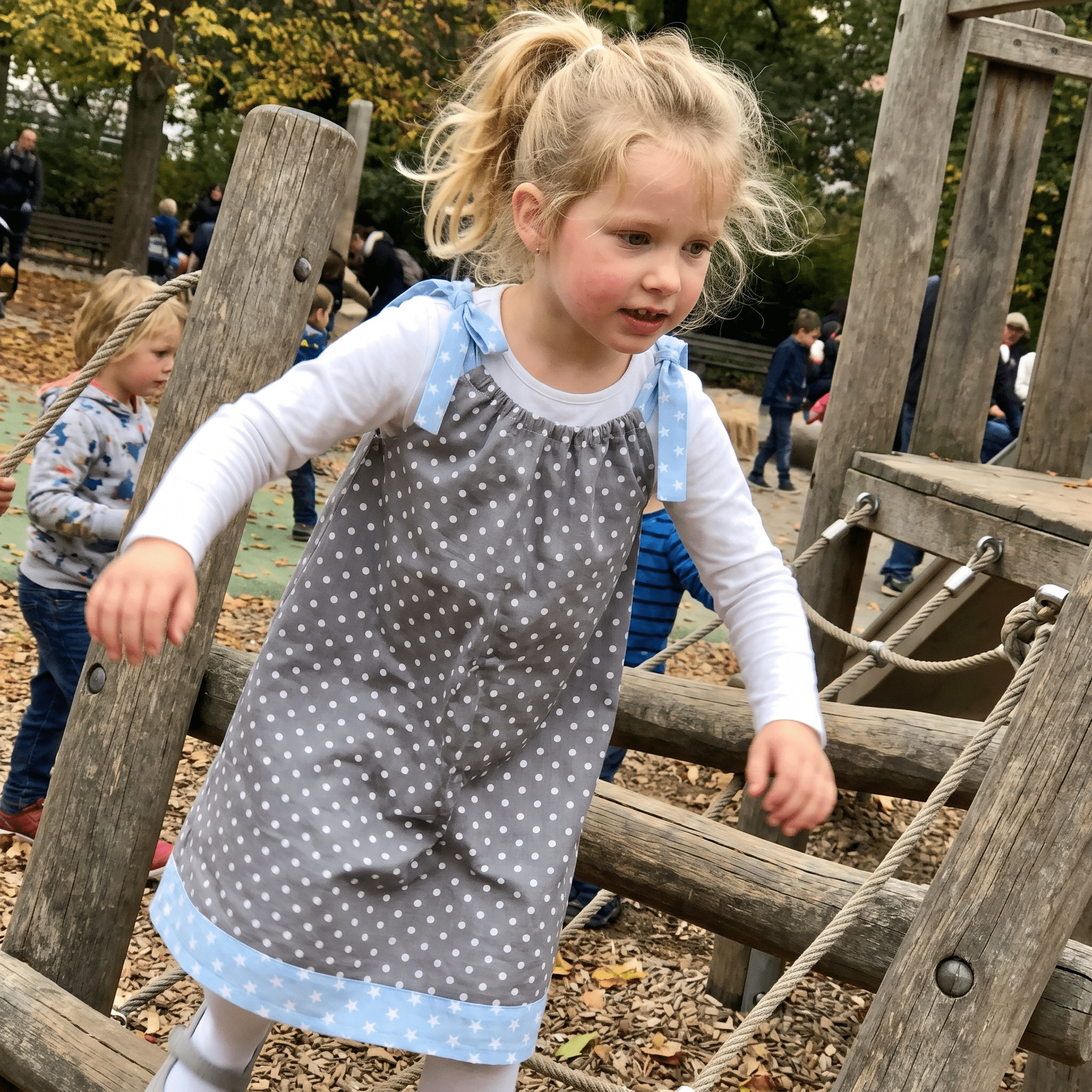Trägerkleidchen Grau mit Punkten – Mädchen auf dem Spielplatz - Trägerkleidchen - Kleid für Mädchen, Schwestern & Zwillinge - Cotton Ballon - dunkelblau - Sterne - 80-92 - Kleid