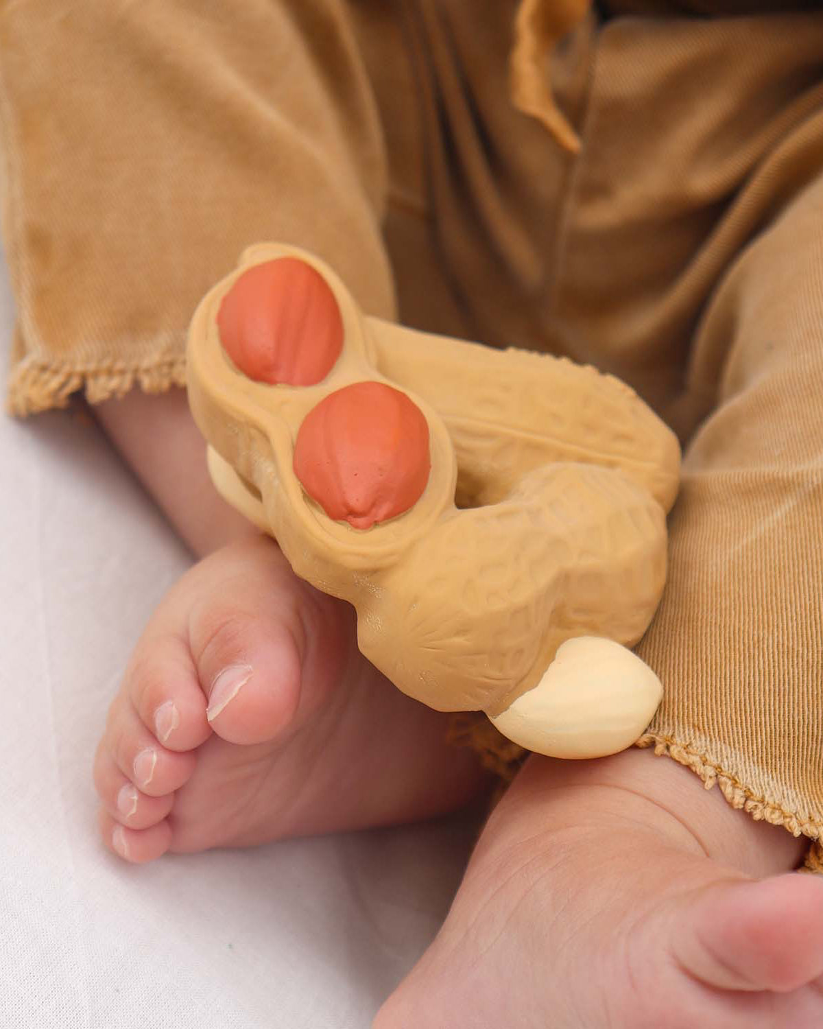 Beissring Paco the Peanut Oli Carol Cotton Ballon Erdnuss Badespielzeug Kauen Baby Natur Kautschuk