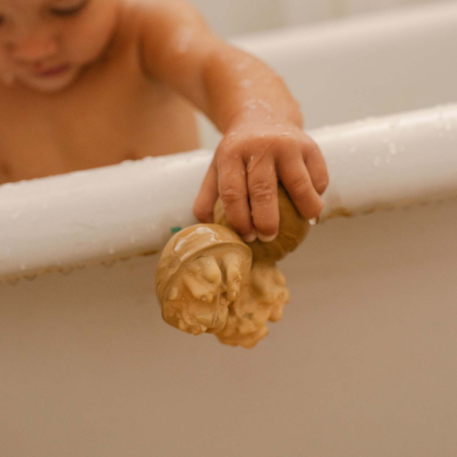 Beißring Nutty the Walnut  Oli Carol Babyspielzeug Badespielzeug Cotton Ballon