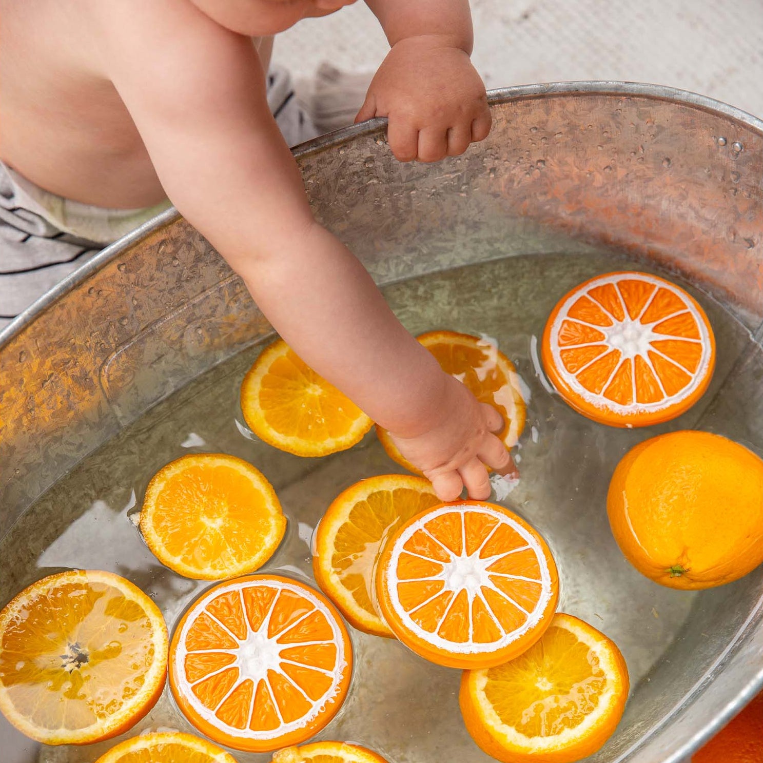 Clementino the Orange von Oli Carol Cotton Ballon Beißspielzeug Spielzeug Badespielzeug
