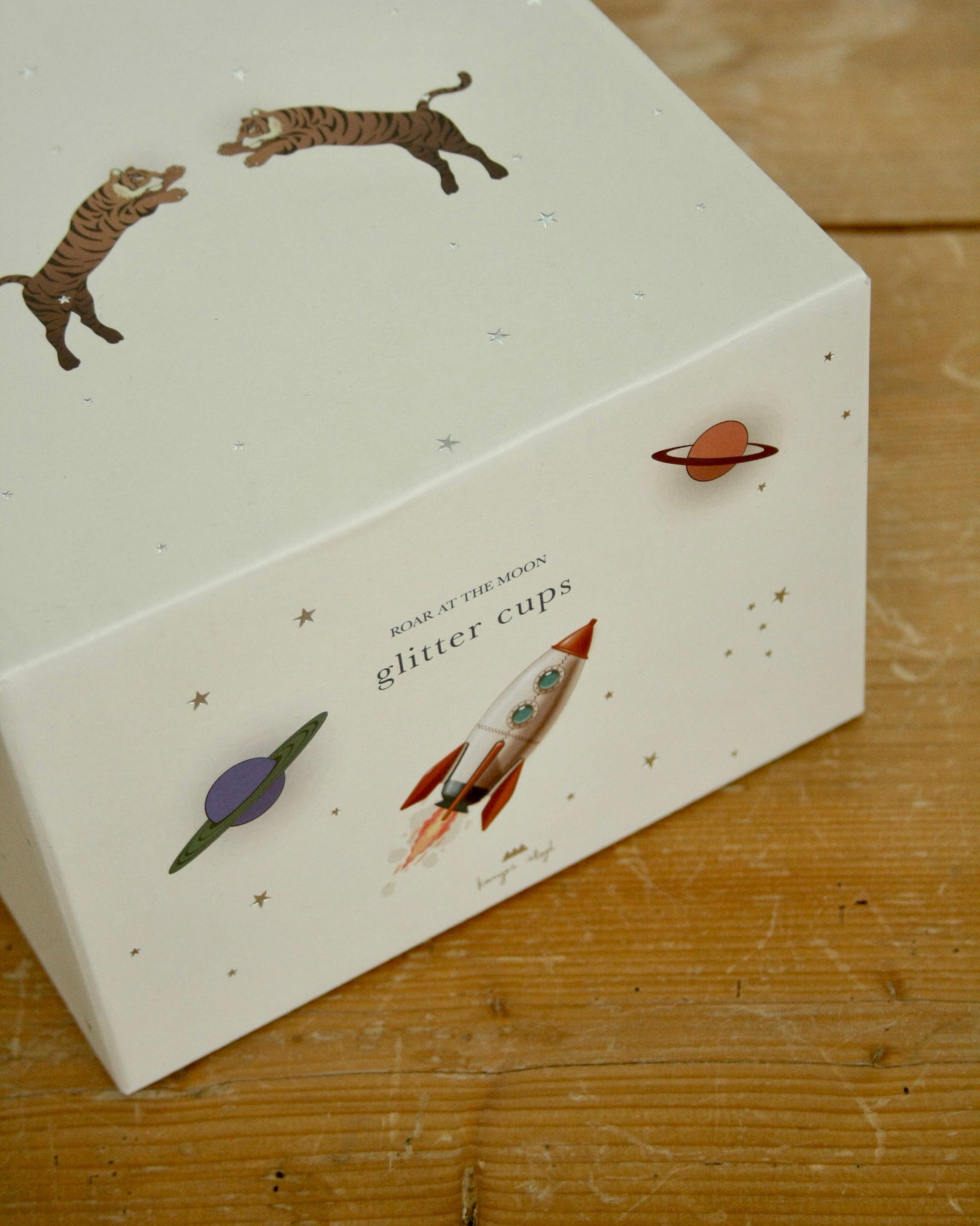 Cotton Ballon Konges Slojd glitter cups roar at the moon geschenk verpackung rakete planeten leopard 4er set Glitzerbecher Becher Glitzer Design Packaging Geburtstagsgeschenk