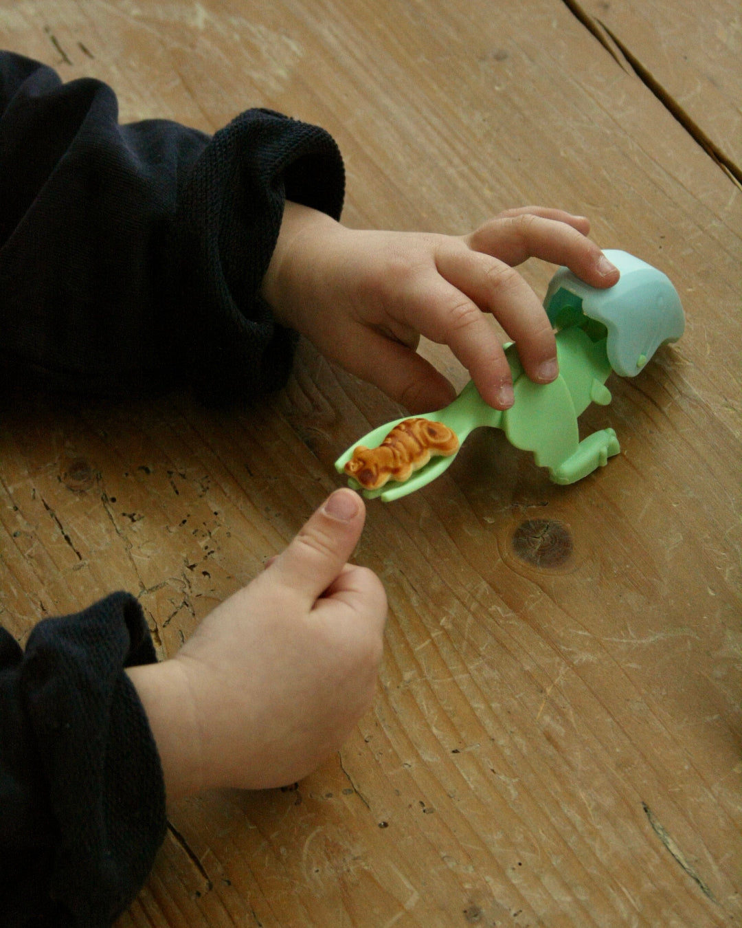 Besteck Dino für Kinder - Roarr - Besteck zum Essen lernen - Mit diesem Besteck essen Kinder auch gerne mehr Gemüse - Cotton Ballon | Family Concept Store - 