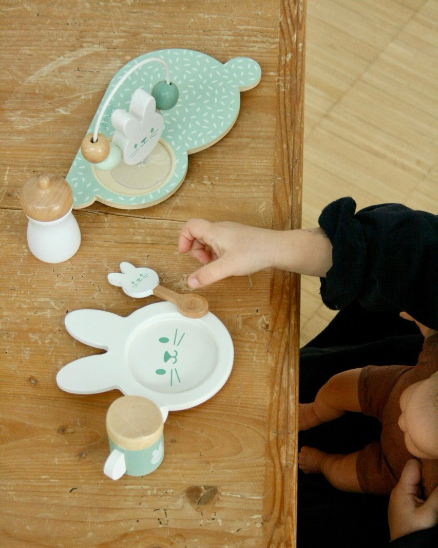 Janod Puppen Baby Set Latz Lätzchen Löffel Holz Flasche Hase Cotton Ballon Balloon Geschenke Set 