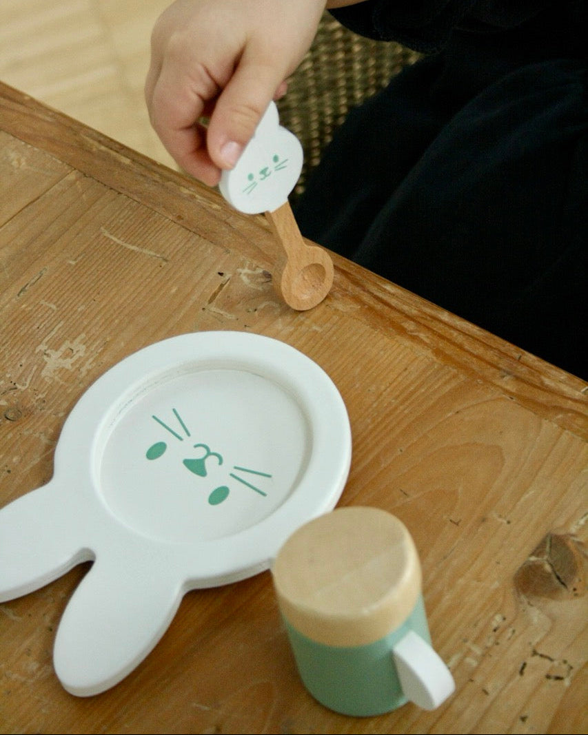 Janod Puppen Baby Set Latz Lätzchen Löffel Holz Flasche Hase Cotton Ballon Balloon Geschenke Set 