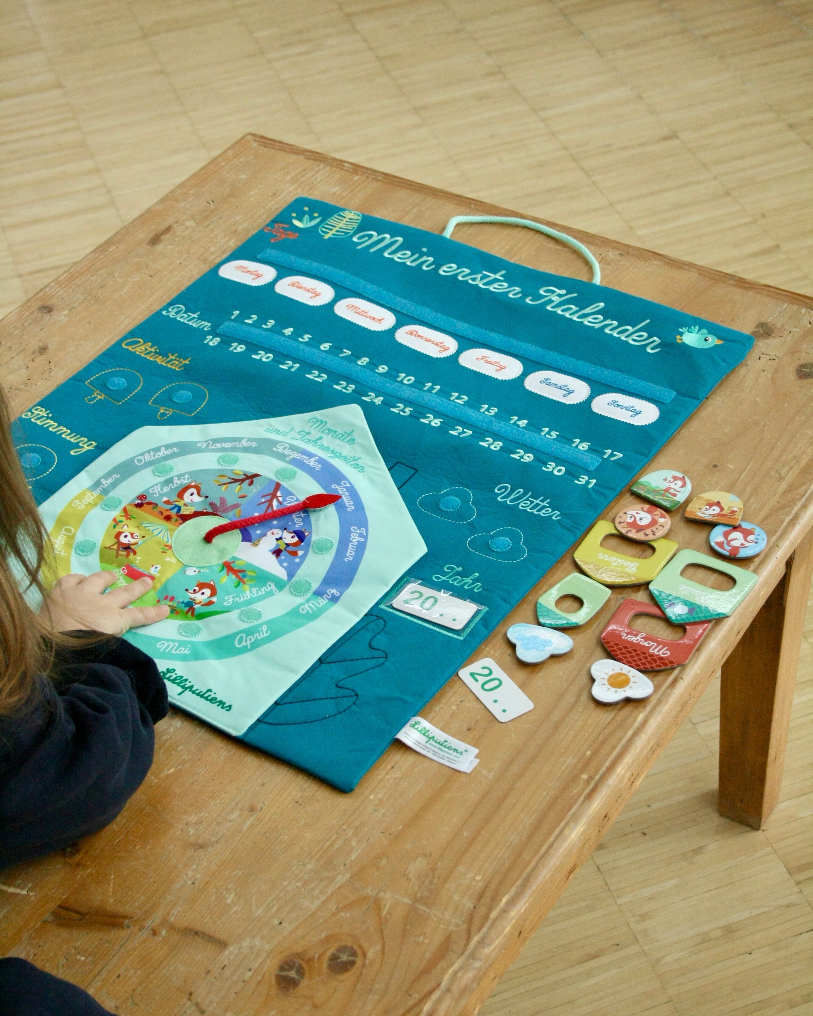Lilliputiens Mein erster Kalender Routine Stoff Montessori Holzspiel Cotton Ballon Geschenk Jahr Kinder Baby Uhr Lernen