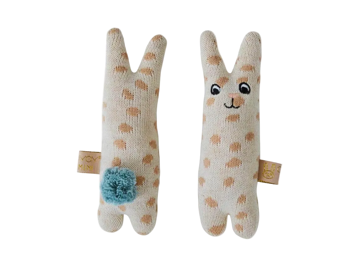 Rassel Strick Hase OYOY Cotton Ballon Baby Kaninchen Bio Baumwolle Geschenk Geburt Design