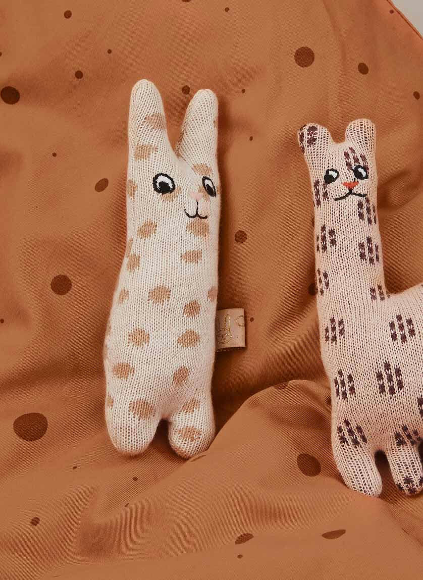 Rassel Strick Hase OYOY Cotton Ballon Baby Kaninchen Bio Baumwolle Geschenk Geburt Design