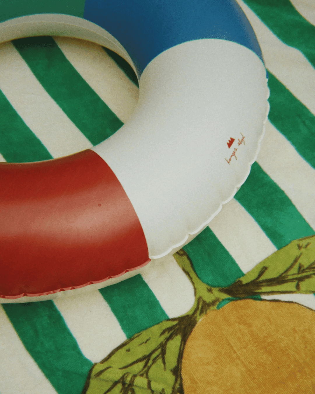 Schwimmring bunt gestreift für Kinder im Alter von 3 bis 6 Jahren mit bunten Streifen von Konges Slojd - Schwimmring Junior Multi - Cotton Ballon | Family Concept Store - 