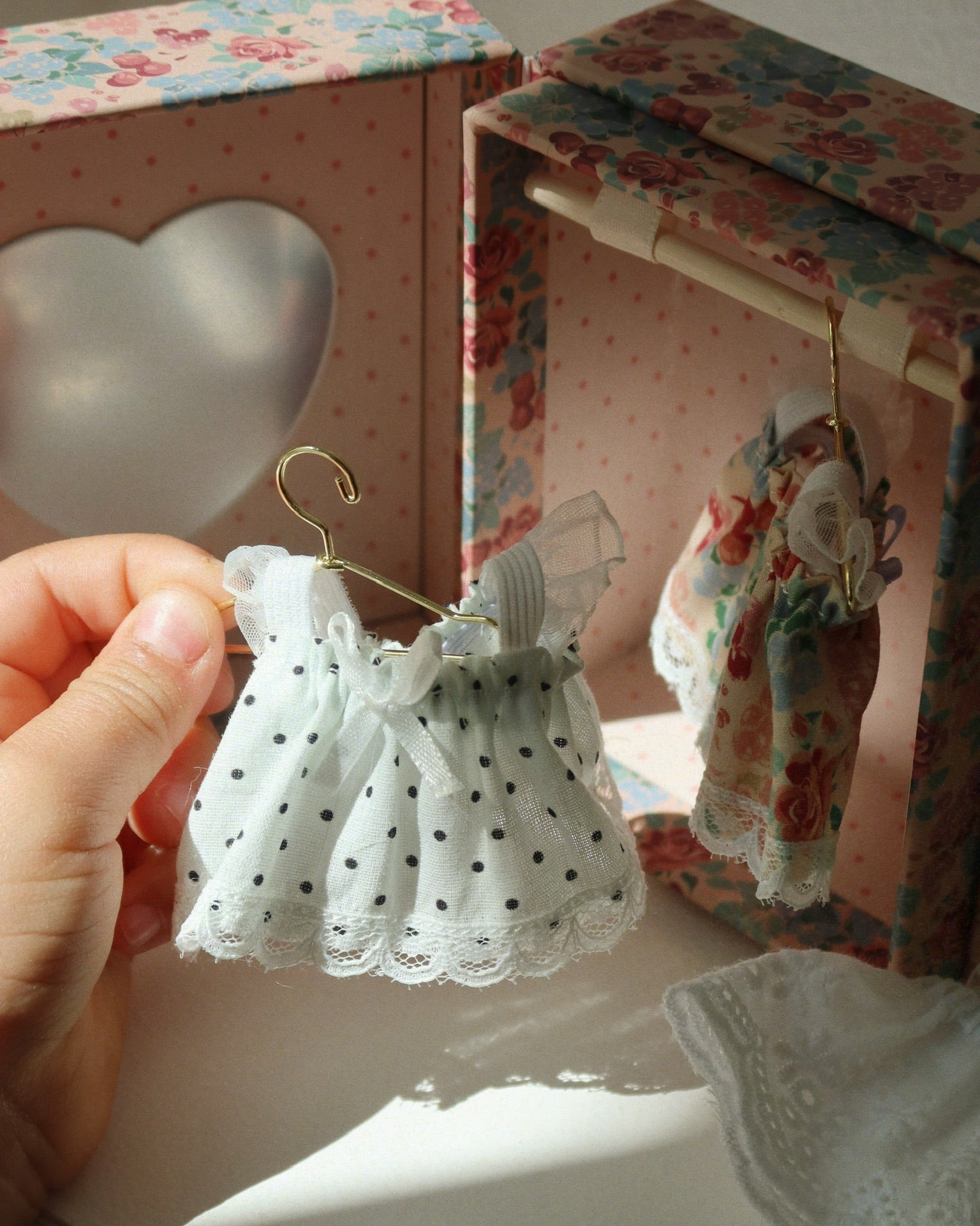 Teddy Kleiderschrank Box Kleider Miniatur Herzen Geschenk konges slojd cotton ballon - Teddy mit Kleidung & Garderobe - Cotton Ballon | Family Concept Store - 