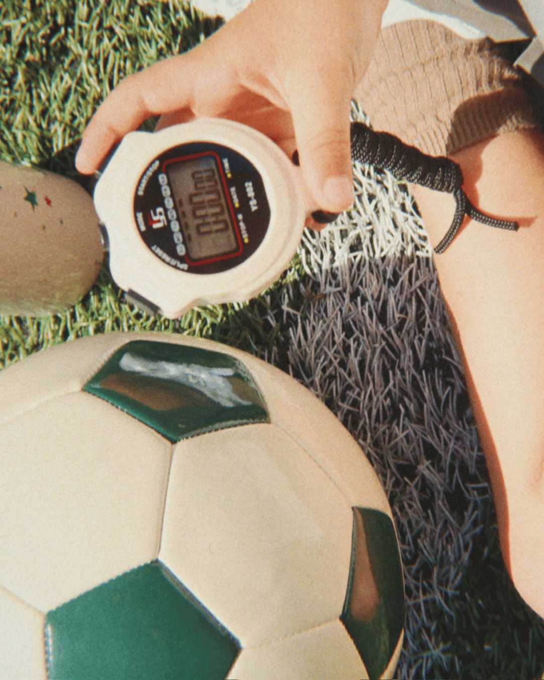 Fussball Set für Kinder die Fußball lieben von Konges Slojd in beige und grün im ikonischem Lemon Design. Spielset aus Fußball, Luftpumpe, Hütchen, Stoppuhr und Pfeife