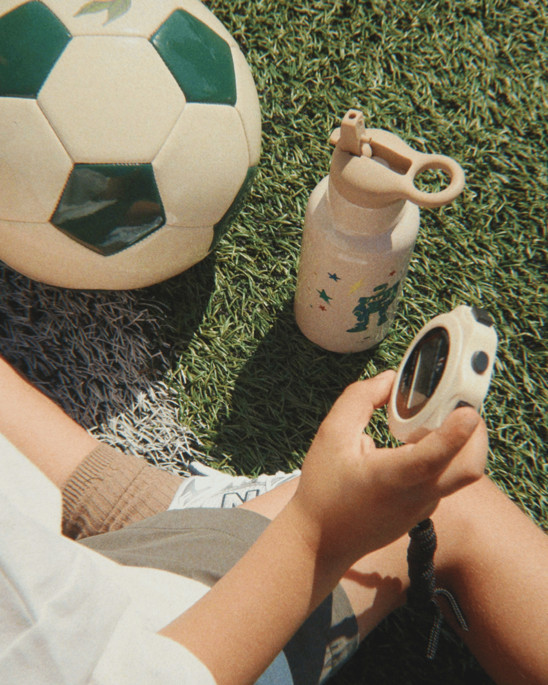 Fussball Set für Kinder die Fußball lieben von Konges Slojd in beige und grün im ikonischem Lemon Design. Spielset aus Fußball, Luftpumpe, Hütchen, Stoppuhr und Pfeife