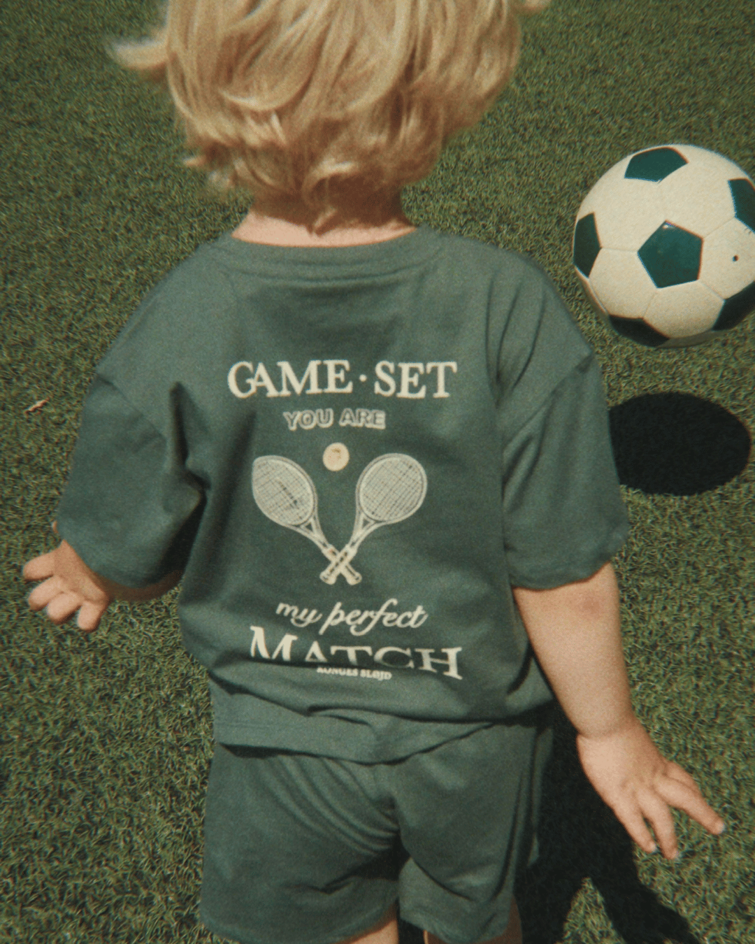 Fussball Set für Kinder die Fußball lieben von Konges Slojd in beige und grün im ikonischem Lemon Design. Spielset aus Fußball, Luftpumpe, Hütchen, Stoppuhr und Pfeife